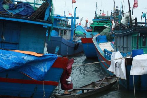 Một tàu của ngư dân Nghệ An bị hỏng máy trên vùng biển Quảng Ngãi