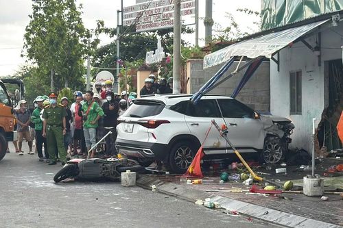 Cận cảnh ô tô lao vào nhà dân tông chết 1 người