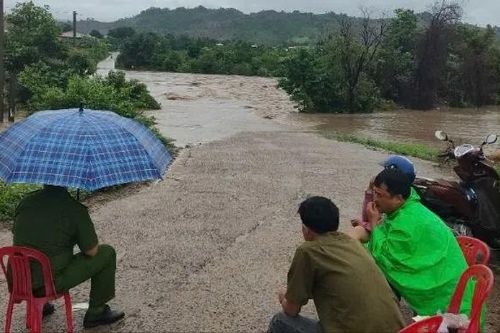 Ngầm tràn thôn Mơ Nang 2 rút nước, 319 hộ dân thoát cảnh bị cô lập