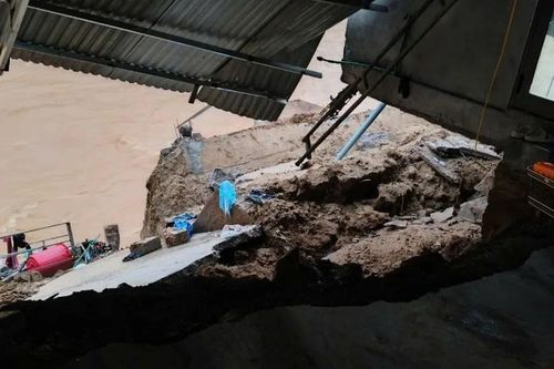 Bộ đội ứng cứu nhà dân sạt lở xuống bờ suối ở Quảng Trị
