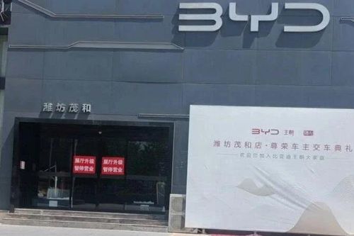 Đại lý ôtô kêu gọi hãng xe hơi giảm sản xuất vì tồn kho
