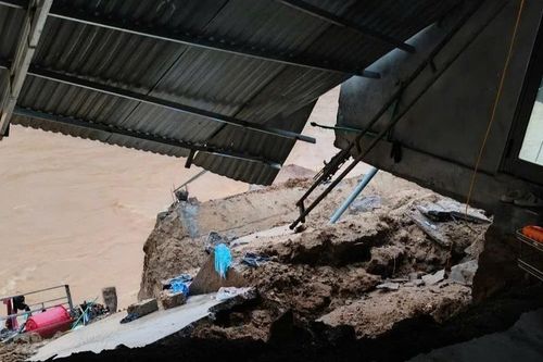 Mưa lũ ở Quảng Trị làm sập nhà dân, ô tô con bị cuốn trôi