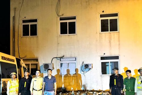 Phát hiện xe khách chở hàng trăm bình nghi là 'khí cười'