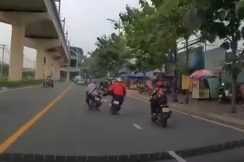 Xuất hiện thêm clip nam thanh niên đạp ngã người đi xe máy ở TPHCM