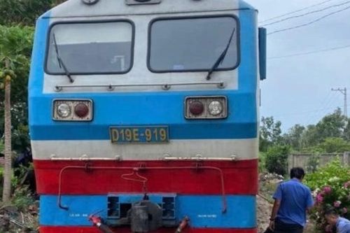 Khoảnh khắc tàu hỏa tông trực diện 2 người đi xe máy cố tình lách qua rào chắn