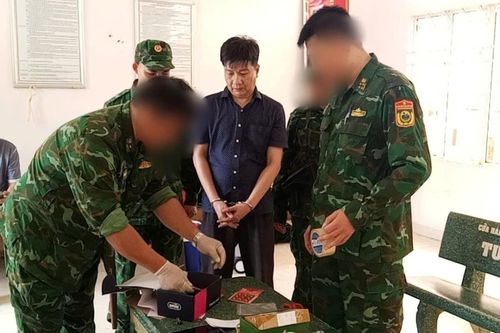 Bắt giữ đối tượng tàng trữ trái phép chất ma túy và súng khi xuất cảnh
