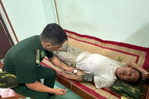 Đưa ngư dân trên tàu bị nạn tại vùng biển Lý Sơn vào bờ an toàn