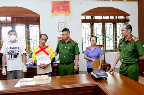 Bắt đối tượng vận chuyển 8 bánh ma túy