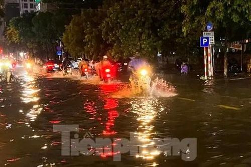 Nhiều tuyến đường ở Đà Nẵng ngập sâu, xe cộ bơi trong biển nước