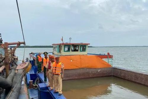 Tạm giữ 17 đối tượng liên quan 5 tàu khai thác, vận chuyển hơn 2.400 m3 cát