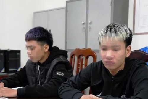 Con 'diễn xiếc' xe mô tô bằng một bánh, bố bị công an mời làm việc