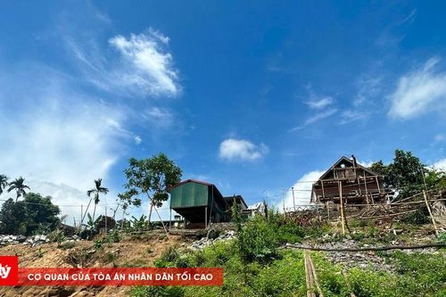 Sạt lở đất đe dọa nhiều hộ dân
