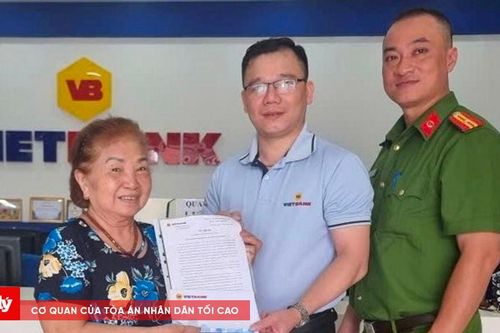 Cụ bà trả lại 300 triệu đồng gửi nhầm vào tài khoản lương hưu