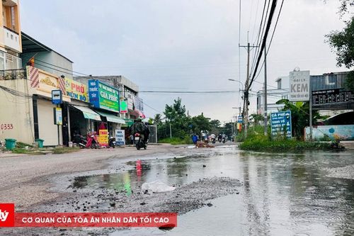 Tuyến đường 2km ở TP.HCM đầy rẫy 'hố bom' sau 5 năm thi công
