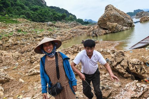 Cảnh sống xáo trộn khi mực nước hồ Hòa Bình tụt 40m