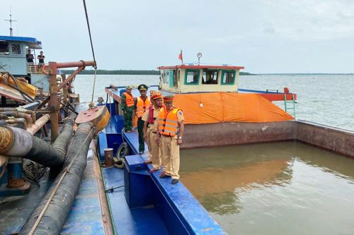Cảnh sát bắt giữ 5 tàu 'cát tặc' lúc rạng sáng