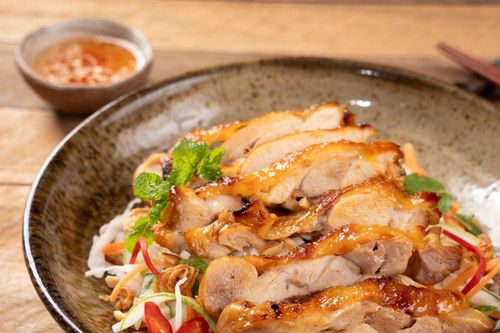 Gỏi gà Mỹ nướng sả - Món ngon thanh mát cho bữa ăn ngày hè