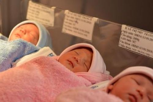 Bộ Nội vụ giải đáp lý do nữ giáo viên bị kỷ luật vì sinh con thứ 3