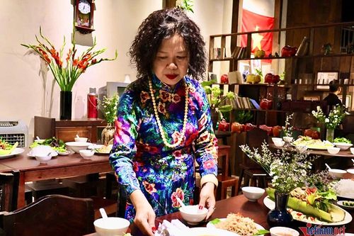 Nữ nhà báo kì cựu trổ tài nấu bếp, tỉ mẩn tìm lại 'vị xưa' của ẩm thực Hà thành