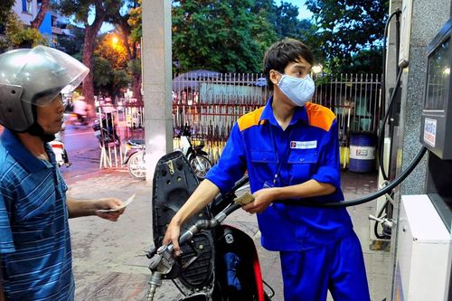 Giá xăng dầu dồn dập tăng lần thứ 3 liên tiếp, RON 95 tiến lên mốc mới