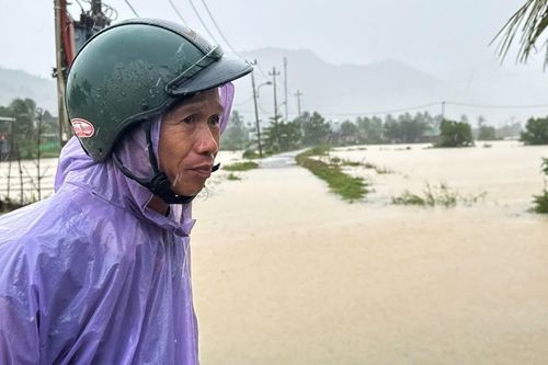 'Khi tỉnh dậy, nước đã ngập đầy nhà, đồ đạc trôi lềnh bềnh'