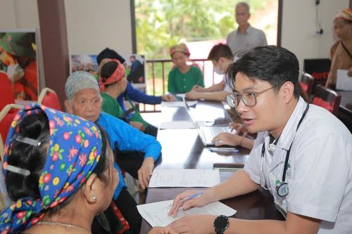 Người dân Làng Nủ được các bác sĩ từ Hà Nội đến khám bệnh miễn phí