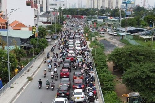 Lý do ùn tắc cửa ngõ TPHCM khi phân luồng, cấm xe máy vào đường dẫn cao tốc