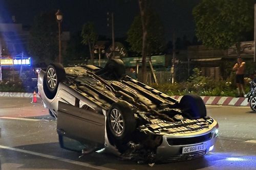 Ô tô 'phơi bụng' sau va chạm trên đường ở Bình Dương