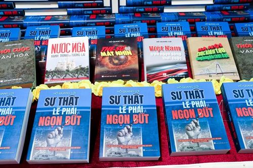 Nhà báo Hồ Quang Lợi ra mắt sách 'Sự thật, lẽ phải và ngọn bút'