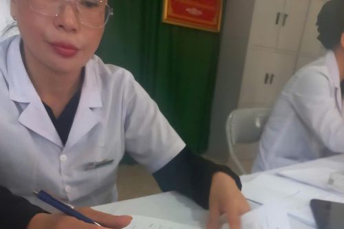 Làm rõ trách nhiệm trong việc để nhóm người khám sức khỏe 'chui' rồi bán thực phẩm chức năng