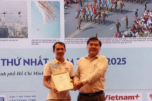Cuộc thi ảnh 'Khoảnh khắc nghề báo': Những câu chuyện nghề của phóng viên TTXVN