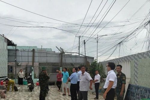 Mưa lớn kèm dông lốc gây tốc mái 7 nhà dân ở Bạc Liêu