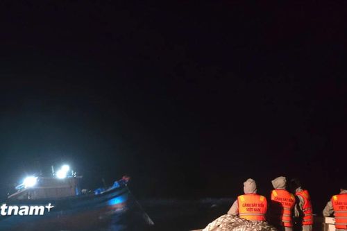 Vượt sóng gió biển động, cảnh sát biển Vùng 2 liên tiếp cứu nạn đêm Bão số 1