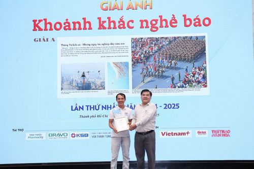 Báo Tin tức và Dân tộc giành 4 giải tại Cuộc thi ảnh 'Khoảnh khắc nghề báo'