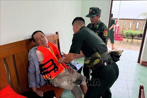Cứu hộ thành công tàu cá mắc cạn trên vùng biển Lý Sơn