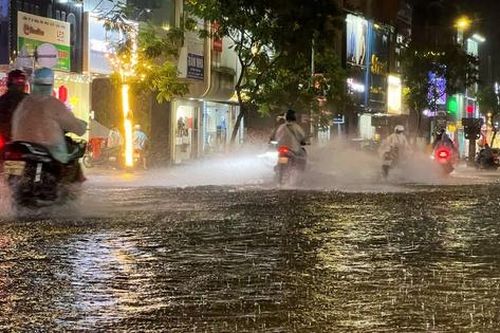 Mưa lớn do bão số 1, nhiều tuyến phố Đà Nẵng ngập cục bộ trong đêm