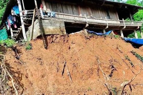 Người dân 'chạy đua' di dời nhà cửa đến nơi an toàn trước khi mưa lũ