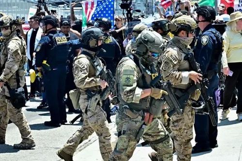 Chính quyền ông Trump điều đặc nhiệm ICE cùng xe bọc thép tới các thành trì đảng Dân chủ