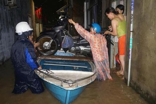 Người dân Đà Nẵng chạy lụt trong đêm