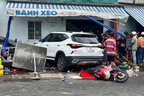 Video ô tô lao như tên bắn, tông vào quán bánh xèo khiến chủ quán tử vong