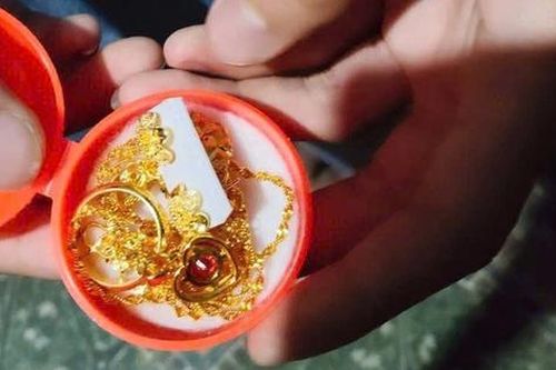 Tiết lộ bất ngờ về số trang sức màu vàng 2 thiếu niên nhặt được