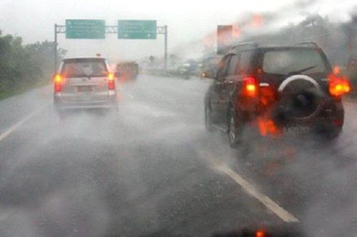 Mưa lớn bật đèn khẩn cấp: Cảnh báo sớm hay gây khó cho xe phía sau?