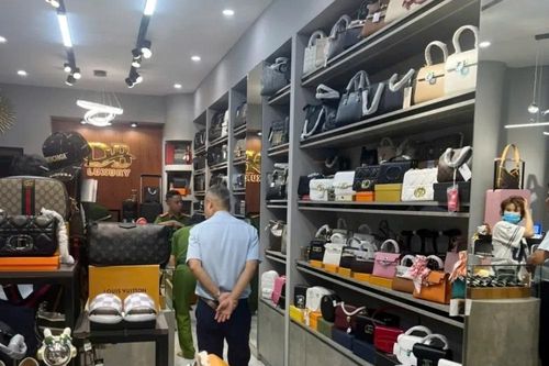 Tạm giữ nhiều lô 'hàng hiệu' bán qua mạng trị giá 700 triệu đồng