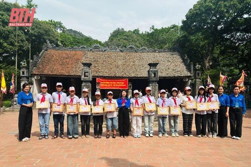 92 đội viên xuất sắc, cháu ngoan Bác Hồ được trao danh hiệu 'Ngàn hoa việc tốt'