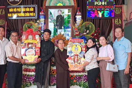 TP. Châu Đốc thăm, tặng quà các Ban Trị sự Giáo hội Phật giáo Hòa Hảo