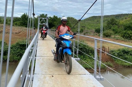 Cầu treo nối nhịp bờ vui