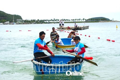 Sôi động Giải bơi thúng, lắc thúng tỉnh Khánh Hòa mở rộng năm 2025