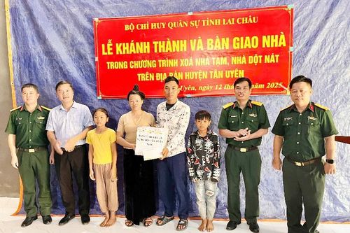 Ban Chỉ huy Quân sự huyện Tân Uyên bàn giao nhà ở cho hộ nghèo xã Pắc Ta