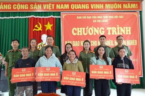 Công an Lâm Đồng bàn giao 19 căn nhà mới cho hộ nghèo