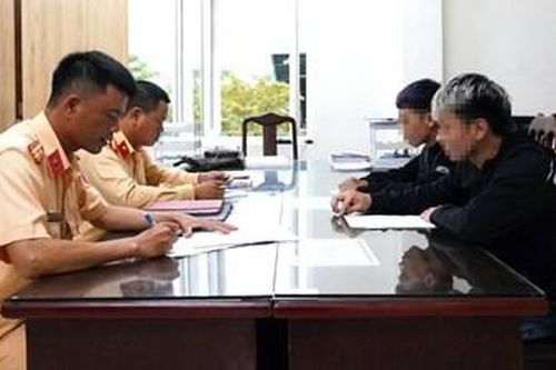 Giao xe cho con làm 'anh hùng xa lộ', một phụ huynh bị lập biên bản